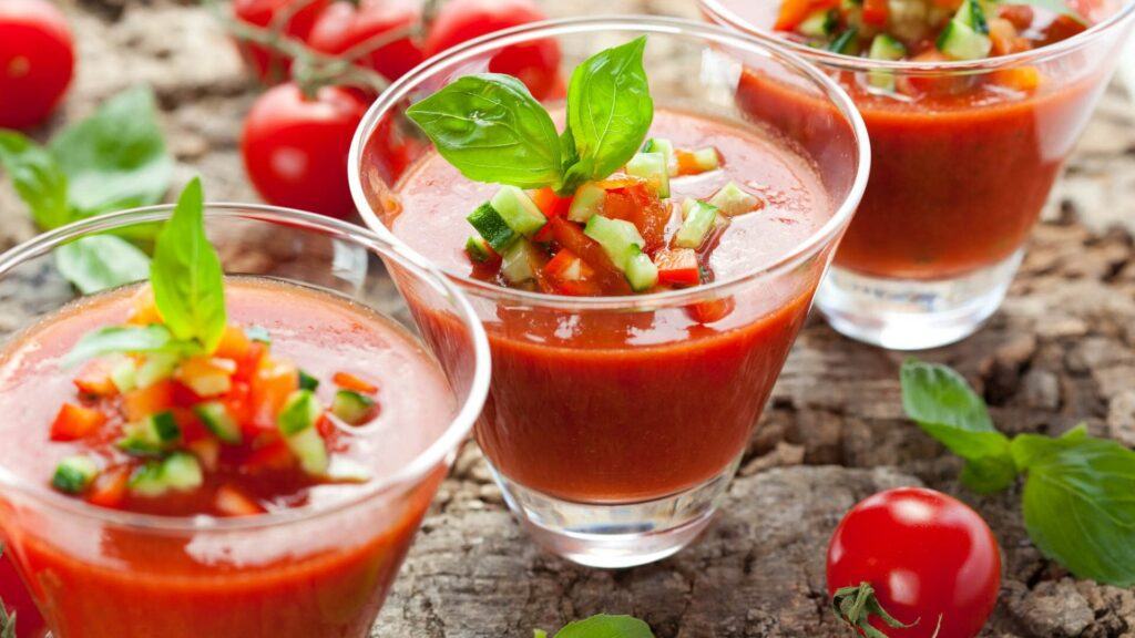 Frische andalusische Gazpacho, serviert im Cortijo El Sarmiento in Mojácar
