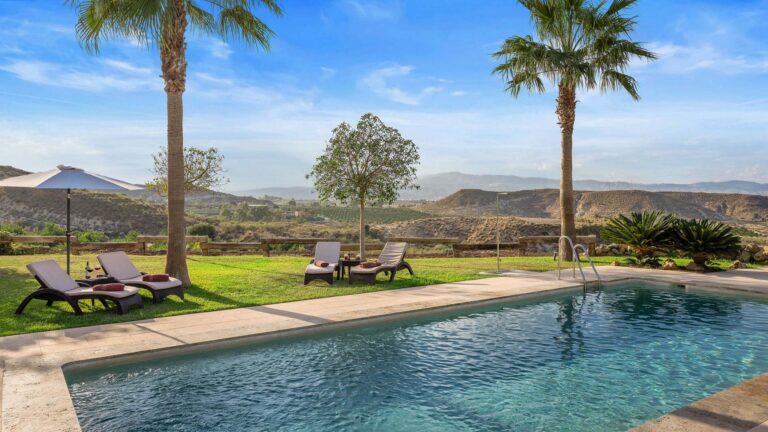 Kontaktiere uns - wir antworten innerhalb von 24Std - Pool und Bergblick von der Terrasse des Cortijo El Sarmiento